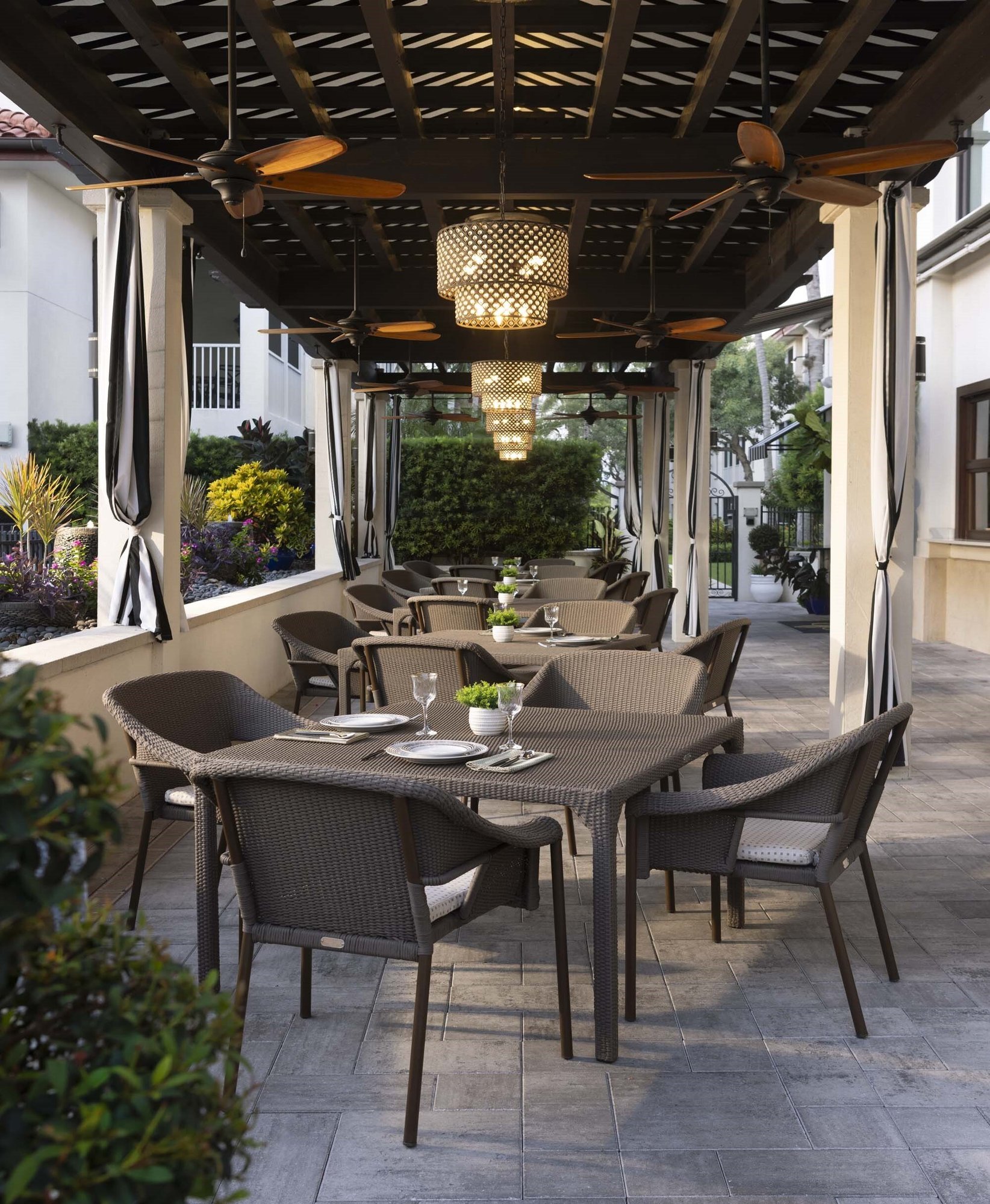 Em_IMG_70555B_Lifestyle_Hero_Dining (3)-1